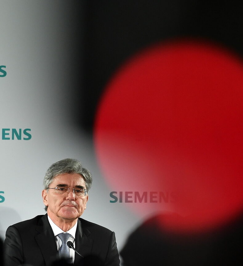 epa08194036 Siemens CEO Joe Kaeser speaks during the Siemens AG Annual Shareholders' Meeting in Munich, Germany, 05 February 2020. EPA/PHILIPP GUELLAND