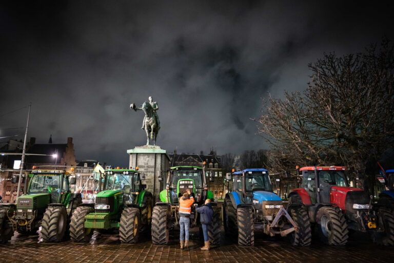 epa08226599 Farmers gather in front of the entrance to the Binnenhof, The Hague, The Netherlands, 18 February 2020, a day before the national farmers' demonstration against the government's nitrogen policy. (KEYSTONE/EPA/BART MAAT)