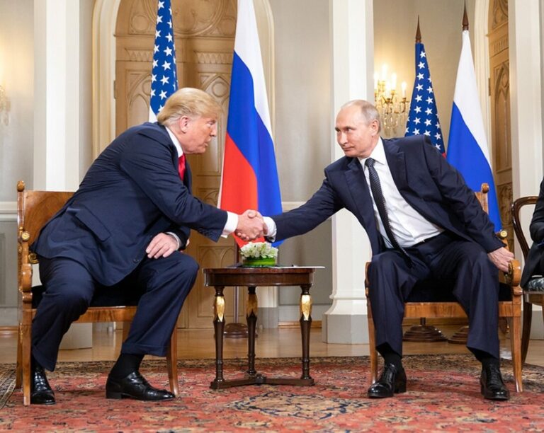 President Donald Trump and President Vladimir Putin shaking hands before photographers in Helsinki, July 16,2018 (BSLOC_2018_6_193) (KEYSTONE/Everett Collection/)