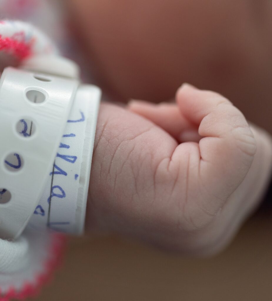 Über 6000 Kinder fehlen: Die Zahl der Geburten in der Schweiz ist in den ersten Monaten 2022 massiv zurückgegangen. Ist die Corona-Impfung dafür verantwortlich? Andere Gründe sind nicht zu sehen