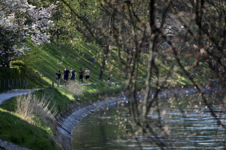 People enjoy the sun on the riverbank of the Aare River during the state of emergency of the coronavirus disease (COVID-19) outbreak, in Bern, Switzerland, Saturday, April 11, 2020.vCountries around the world are taking increased measures to stem the widespread of the SARS-CoV-2 coronavirus which causes the Covid-19 disease. (KEYSTONE/Anthony Anex)