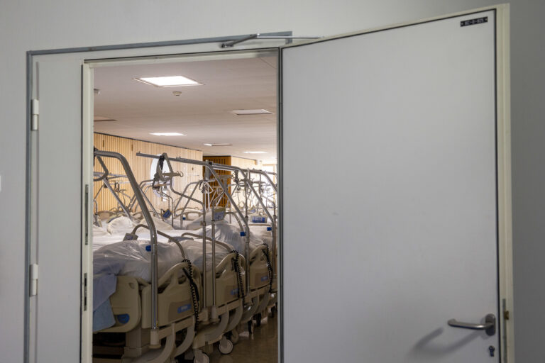 Des lits d'hopital sont entreposes dans un couloir des Hopitaux Universitaires de Geneve (HUG) lors de la pandemie du coronavirus COVID-19, ce mardi 14 avril 2020 a Geneve. (KEYSTONE/Salvatore Di Nolfi)