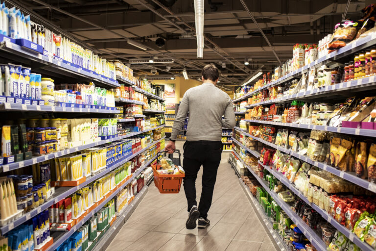 Schweizer verschulden sich, um zu essen: Lebensmittel bis zu 20 Prozent teurer, Betreibungen nehmen zu