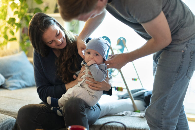 Ein Ehepaar kuemmert sich zu Hause um ihren vier Monate alten Sohn, aufgenommen am 15. Mai 2020 in Aarau. (KEYSTONE/Gaetan Bally)