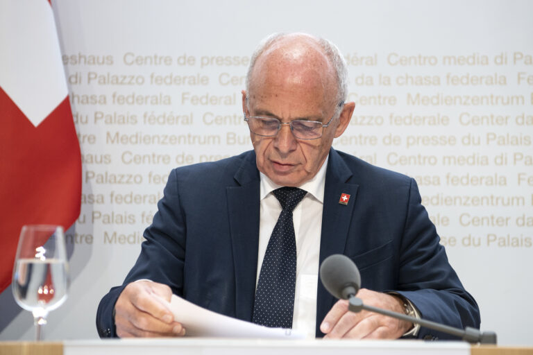 Bundesrat Ueli Maurer studiert seine Papiere an einer Medienkonferenz, am Donnerstag, 28. Mai 2020, in Bern. (KEYSTONE/Peter Schneider)
