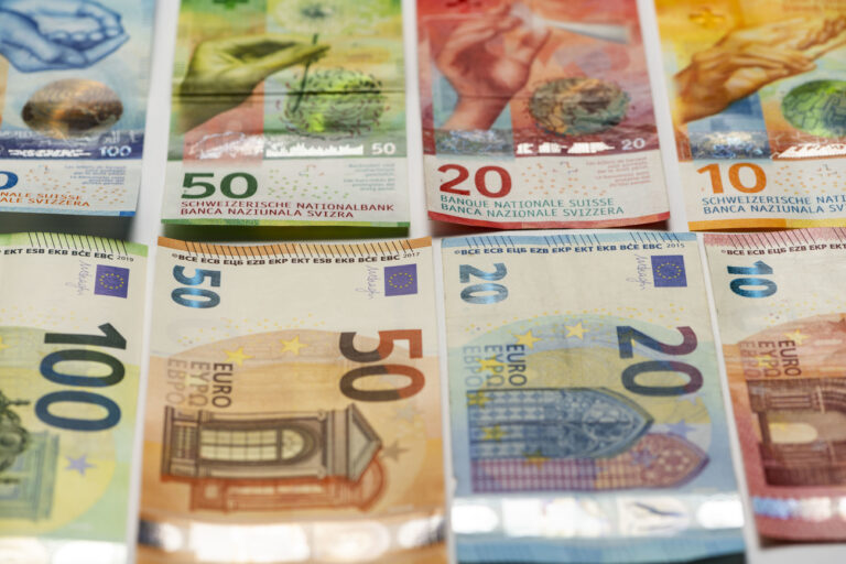 Schweizer Franken und Euro Banknoten fotografiert am 15. Juni 2020 in Zuerich. (KEYSTONE/Christian Beutler)