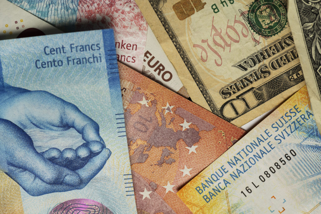 Der Franken ist so stark wie der Euro, das Verhältnis ist 1:1. Sieger ist die Schweiz. Soll man jetzt nur noch in die Heimat investieren?