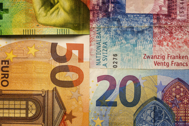 Schweizer Franken und Euro Banknoten fotografiert am 15. Juni 2020 in Zuerich. (KEYSTONE/Christian Beutler)