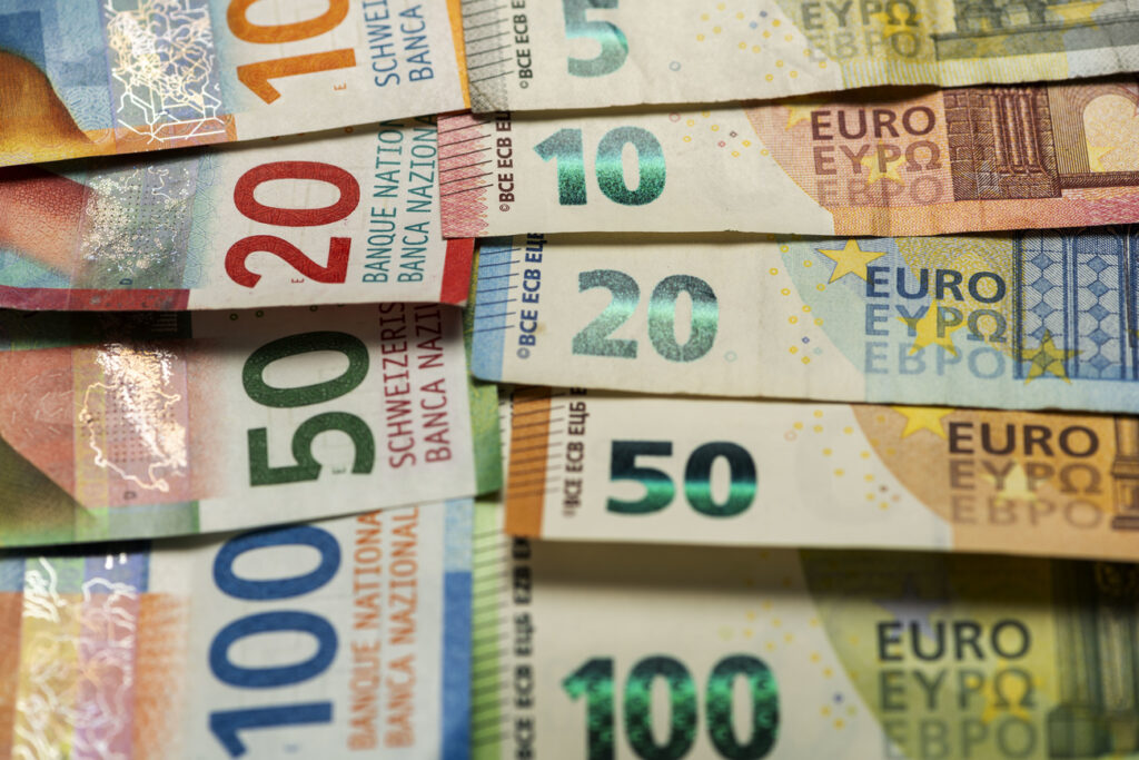 Heute kostet der Euro einen Franken. Das Verhältnis ist 1:1. Dass ein Euro bald nur noch 50 Rappen kosten könnte, scheint utopisch. Oder doch nicht?