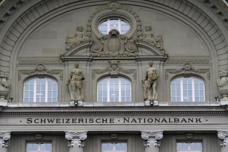 The facade of the Swiss National Bank SNB pictured at the Bundesplatz, one day prior to the semi-annual press conference of the Swiss National Bank (SNB BNS), in Bern, Switzerland, Wednesday, June 17, 2020. (KEYSTONE/Anthony Anex)