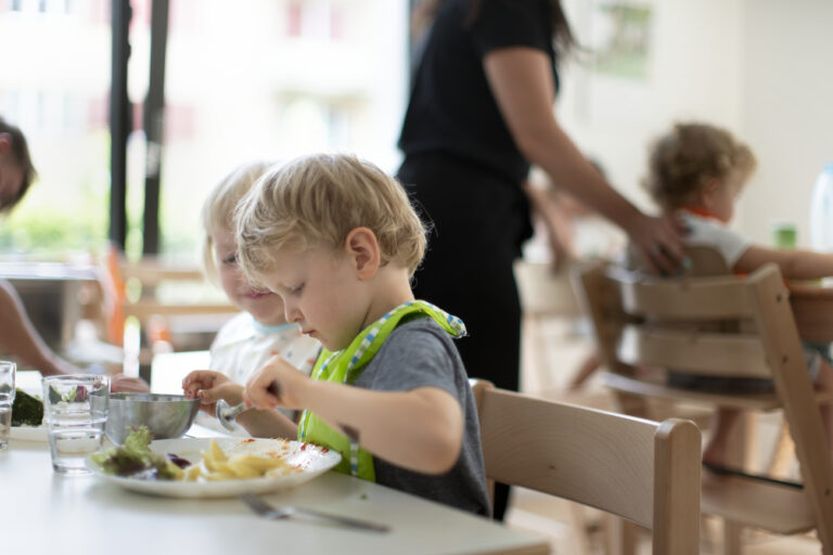 Kinder beim Mittagessen in der Kita 6a der Stiftung GFZ, aufgenommen am 9. Juli 2020 in Zuerich. Die Kita 6a der Stiftung GFZ wird in Zusammenarbeit mit der Baugenossenschaft Frohheim Zuerich (BGF) gefuehrt. (KEYSTONE/Gaetan Bally)