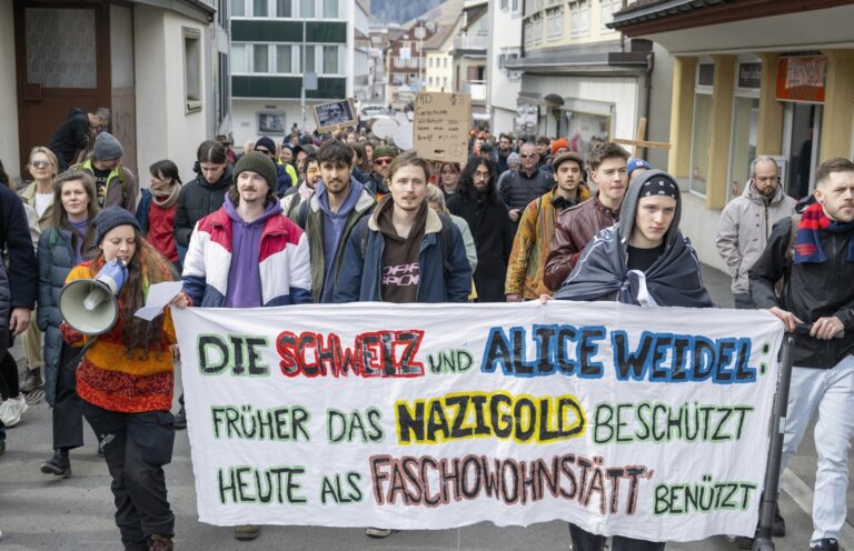 Kampfzone Einsiedeln: Deutsche Linksextreme demonstrieren am Schwyzer Wohnort von AfD-Politikerin Alice Weidel. Die Behörden decken den Spuk – zum Ärger der Einheimischen. Jetzt rudern sie zurück