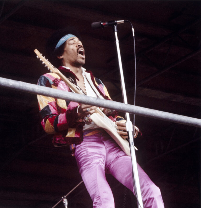 Jimi Hendrix spielte am 'Love and Peace Festival' auf der Ostseeinsel Fehmarn in Deutschland. Es war einer seiner letzten live Auftritte, bevor er am 18. September 1970 verstarb, aufgenommen am 6. September 1970 . (KEYSTONE/dpa/Str)