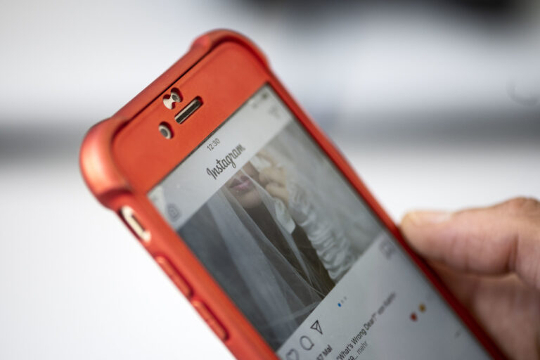 Die App des Foto- und Video-Sharing Dienstes Instagram wird auf einem Smartphone benutzt, aufgenommen am 31. Juli 2020 in Zuerich. (KEYSTONE/Christian Beutler)