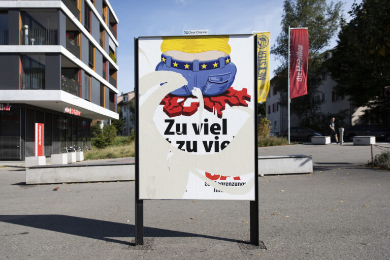 Ein zerrissenes Plakat zur Abstimmung ueber die Begrenzungsinitiative steht in Koeniz, am Donnerstag, 10. September. (KEYSTONE/Peter Klaunzer)