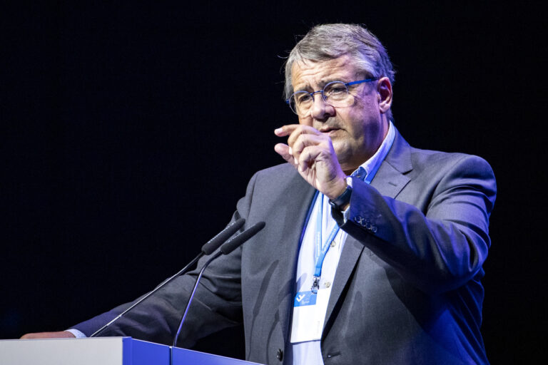 Sigmar Gabriel, ehemaliger Vizekanzler, spricht am 6. Immobilien-Summit am Dienstag, 15. September 2020, in der Samsung Hall in Duebendorf. (KEYSTONE/Alexandra Wey)