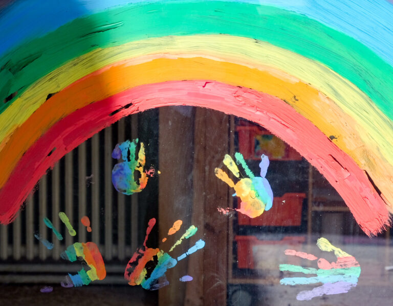 ARCHIV - 17.04.2020, Berlin: Kinderhände und ein Regenbogen sind an einer Kita zu sehen. Aus der Kita-Pflicht für Fünfjährige in Berlin wird in absehbarer Zeit nichts. (zu 