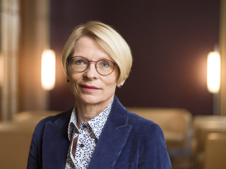 Livia Leu, designierte Staatssekretaerin (1.1.2021) des EDA und Direktorin der Direktion fuer europaeische Angelegenheiten (DEA), portraitiert am 5. November 2020 im Bundeshaus West in Bern. (KEYSTONE/Gaetan Bally)