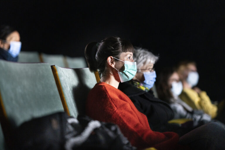 Kinobesucher mit Schutzmasken mit gebuehrendem Abstand zueinander im Saal 5 des Kinos Houdini und sehen sich einen Film an, fotografiert am Freitag, 13. November 2020, in Zuerich. (KEYSTONE/Gaetan Bally)