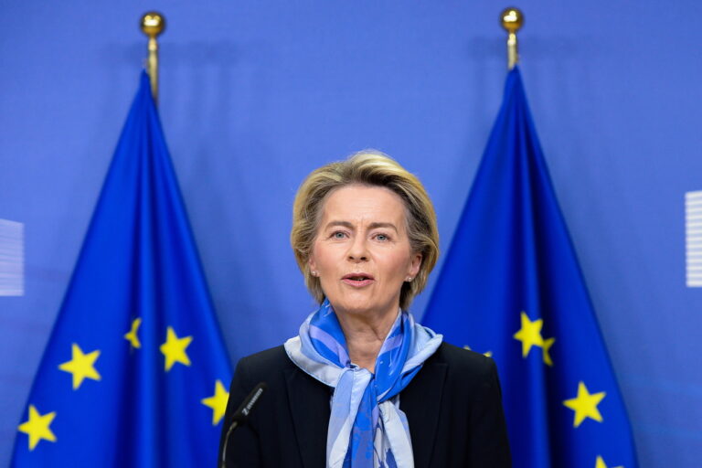 epa08898373 European Commission President Ursula von der Leyen gives a statement after the European Medicines Agency (EMA) gave the green light to European countries to start COVID-19 vaccinations in the coming days, following regulatory approval for the use of a shot jointly developed by US company Pfizer and its German partner BioNTech, in Brussels, Belgium, 21 December 2020. EPA/JOHANNA GERON / POOL