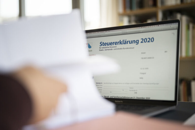 Eine Person fuellt die Online-Steuererklaerung fuer die Steuerperiode 2020 am Laptop aus, fotografiert am 25. Januar 2021 in Zuerich. (KEYSTONE/Christian Beutler)