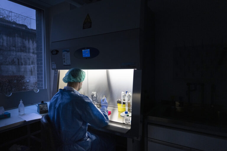 Herstellung des Mastermix mit Sars-CoV 2 spezifischem Primer im Reinraum durch einen Labor-Mitarbeiter, am Dienstag, 2. Februar 2021, im Zentrallabor Stadtspital Triemli in Zuerich. (KEYSTONE/Gaetan Bally)