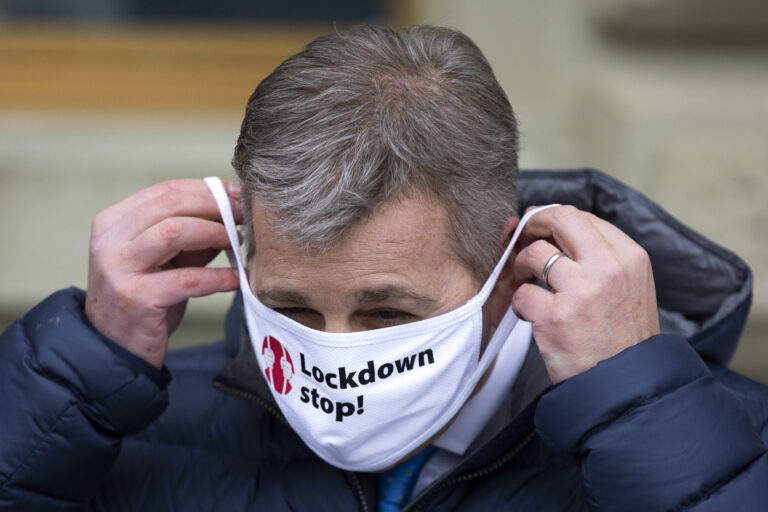 Marco Chiesa, Parteipraesident SVP, traegt eine Maske mit der Aufschrift 