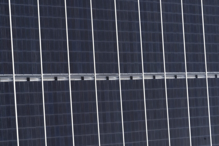 Panele der hochalpinen Solaranlage der Elektrizitaetswerke der Stadt Zuerich (EWZ) an der Albigna-Staumauer, fotografiert am 11. Februar 2021 im Bergell, Kanton Gaubuenden. Die EWZ realisierte auf der nach Sueden ausgerichteten Wasserseite der Staumauer Albigna die erste Photovoltaikanlage auf einer Staumauer im hochalpinen Gebiet auf rund 2100 Metern ueber Meer, die im September 2020 in Betrieb genommen wurde. Die ueber 1200 Photovoltaik-Module produzieren mit einer Gesamtleistung von 410 Kilowatt Peak (kWp) pro Jahr rund 500 Megawattstunden Naturstrom. Solche hochalpinen Solaranlagen ermoeglichen im Vergleich zu Anlagen im Mittelland bessere Ertragswerte. Dies unter anderem durch eine intensivere Sonneneinstrahlung aufgrund der Hoehe sowie der reflektierenden Schneedecke (Albedo-Effekt). Hinzu kommt die Effizienzsteigerung der Photovoltaikanlage mit sinkenden Aussentemperaturen. (KEYSTONE/Gaetan Bally)