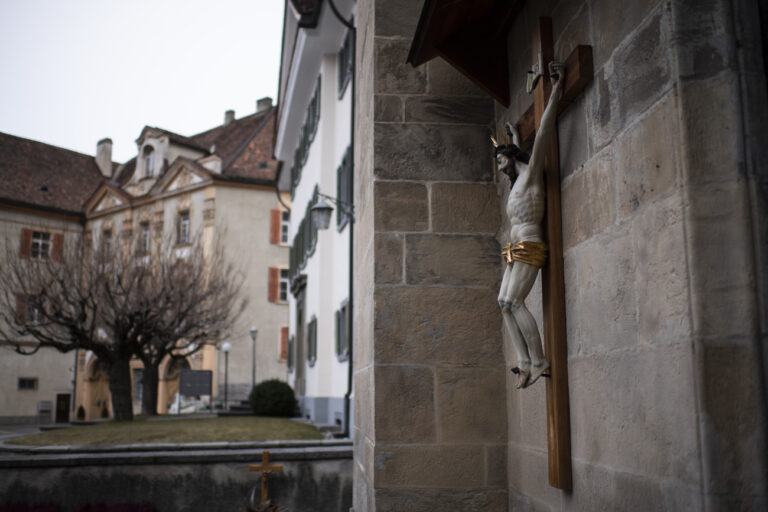 Jesus am Kreuz in der Kathedrale, aufgenommen am Montag, 15. Februar 2021, in Chur. Der Papst hat Joseph M. Bonnemain zum Bischof des Bistums Chur ernannt. (KEYSTONE/Gian Ehrenzeller)