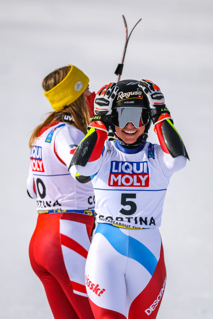 ABD0160_20210218 - CORTINA - ITALIEN: v.l. Katharina Liensberger (AUT) Bronzemedaillen Gewinnerin im Riesenslalom der Damen 2021, Lara Gut Behrami (SUI) Goldmedaillen Gewinnerin und Weltmeisterin im Riesenslalom der Damen 2021 am Donnerstag, 18. Februar 2021 während dem 2. Lauf für den Riesentorlauf der Damen im Rahmen der Alpinen Ski-Weltmeisterschaft 2021 in Cortina d'Ampezzo. - FOTO: APA/EXPA/JOHANN GRODER