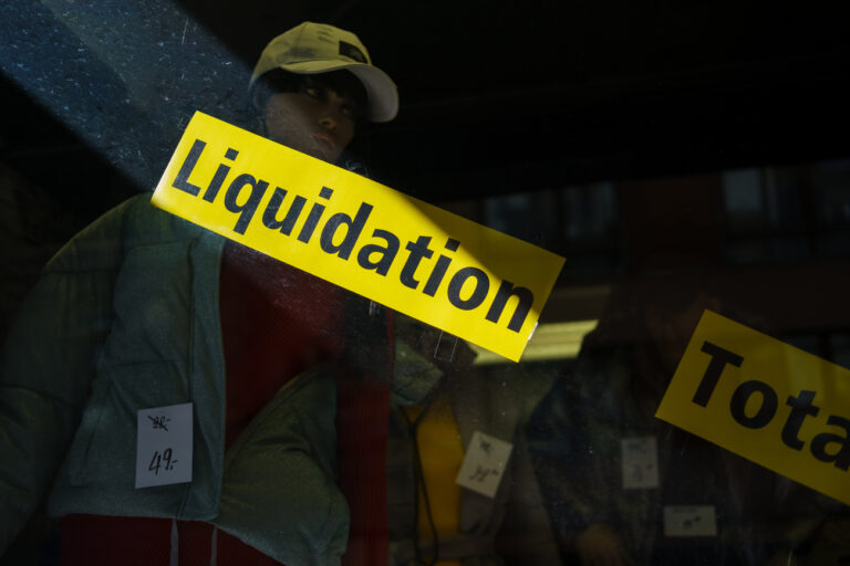 Im Schaufenster eines Kleidergeschaefts wird die Total-Liquidation beworben, fotografiert am 20. Februar 2021 in Zuerich. (KEYSTONE/Petra Orosz)