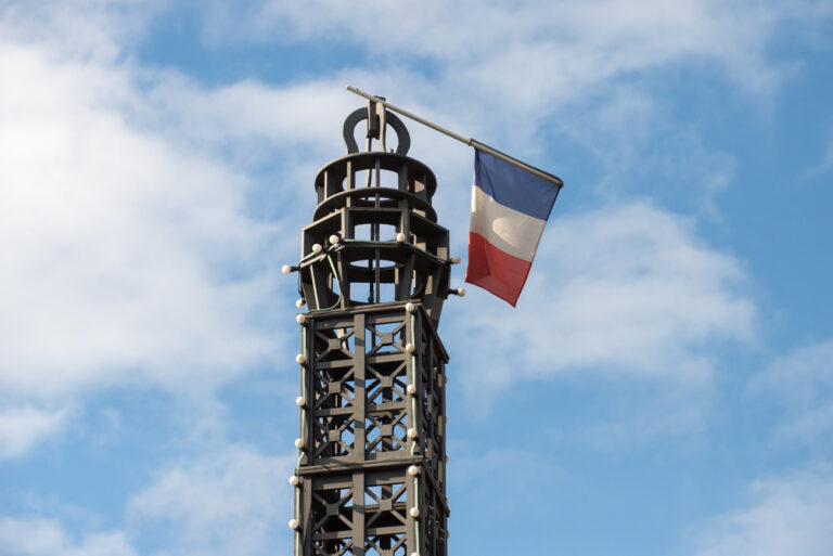 24.10.2020, Berlin, Deutschland, Mitte - Franzoesische Flagge auf einer Eiffelturm-Miniatur am Centre-Francais in der Muellerstr. 0CE201024D001CARO.JPG (KEYSTONE/CARO/Caro / Eckelt)