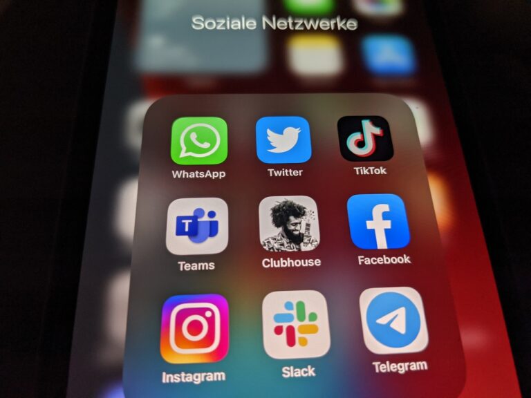 25.01.2021, Berlin: Die Logos der Social-Media-Plattformen und Messenger-Dienste WhatsApp (l-r), Twitter, TikTok, Microsoft Teams, Clubhouse, Facebook, Instagram, Slack und Telegramm sind auf einem iPhone 12 Pro Max zu sehen. Ob Fake News, Mobbing oder Hassrede · etwa jeder zweite junge Mensch hat laut einer Umfrage über Messenger-Dienste schon Erfahrungen mit kritischen Inhalten gemacht. (KEYSTONE/DPA/Christoph Dernbach)