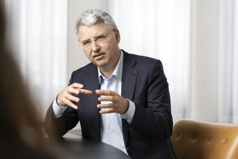 Severin Schwan, CEO der Roche Gruppe, portraitiert am 5. Maerz 2021 am Hauptsitz der Roche in Basel. (KEYSTONE/Gaetan Bally)