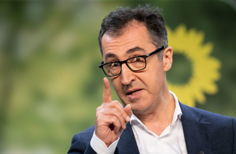 08.05.2021, Baden-Württemberg, Stuttgart: Der Bundestagsabgeordnete Cem Özdemir (Bündnis 90/Die Grünen), spricht auf dem Online-Parteitag von Bündnis 90/Die Grünen Baden-Württemberg. Es soll über den Koalitionsvertrag von Grünen und CDU debattiert und abgestimmt werden. Foto: Marijan Murat/dpa +++ dpa-Bildfunk +++ (KEYSTONE/DPA/Marijan Murat)