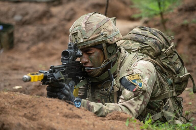 Picture taken on May 27, 2021 in Tapa, Estonia, shows a soldier taking part in a large-scale exercise titled Spring Storm (Kevadtorm) led by Estonia, with the participation of NATO troops and the Estonian Defence Forces (EDF). - 7,000 soldiers from eight NATO countries are engaged in major military manoevers, about a hundred kilometers from the Russion border. (Photo by RAIGO PAJULA / AFP) (KEYSTONE/AFP/RAIGO PAJULA)