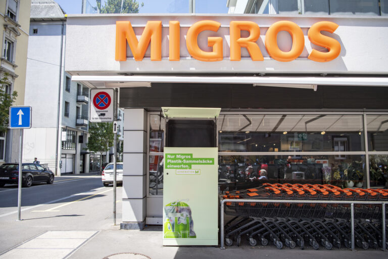 Eine Sammelbox fuer die neusten Plastikrecycling-Saecke der Migros Zentralschweiz steht bei der Migros Filiale Waldstaetter in der Stadt Luzern am Montag, 31. Mai 2021. (KEYSTONE/Urs Flueeler)