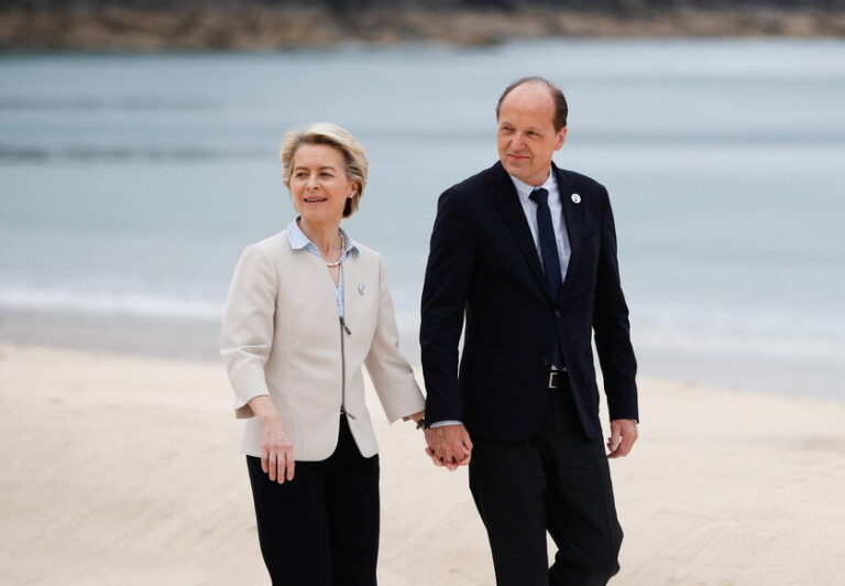 epa09262085 European Commission President Ursula von der Leyen (L) and her husband Heiko arrive for the G7 summit in Carbis Bay, Cornwall, Britain, 11 June 2021. EPA/PHIL NOBLE / POOL