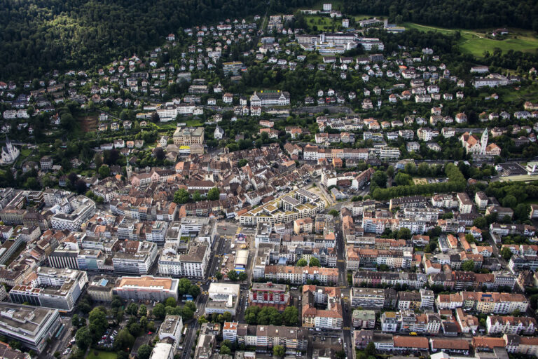 Une vue aerienne sur le centre-ville et la vielle ville de Bienne-Biel le vendredi 16 juillet 2021 a Bienne. (KEYSTONE/Jean-Christophe Bott)