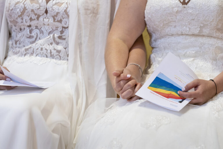 Die Hochzeit von Laura, rechts, und Delia in einer mit Regenbogenfahnen dekorierten reformierten Kirche durch die Pfarrerin Nadja Boeck, fotografiert am 7. August 2021 in Regensdorf, Kanton Zuerich. (KEYSTONE/Gaetan Bally)