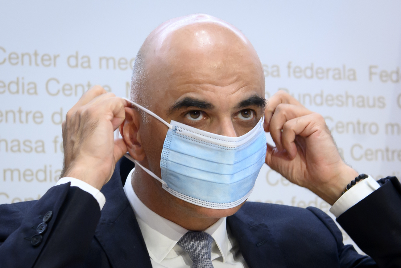 Arzt Hand halten Blau chirurgisch Gesicht Maske im schwarz
