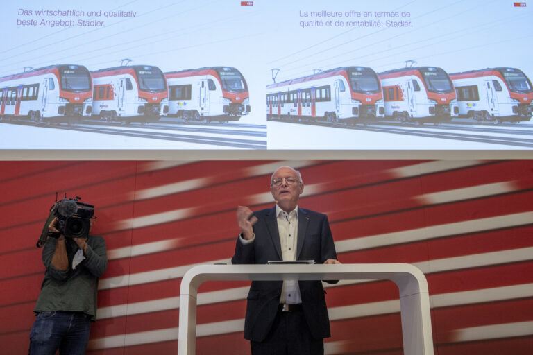 Vincent Ducrot, CEO SBB, informiert ueber den Vergabeentscheid um den Zuschlag fuer 286 Triebzuege fuer den Regionalverkehr, am Dienstag, 5. Oktober 2021, in Bern. Der Zughersteller Stadler Rail hat sich einen Milliarden-Auftrag der SBB fuer neue S-Bahn-Zuege geholt. Er erhielt den Zuschlag fuer den Bau von 286 Triebzuegen fuer den Regionalverkehr im Umfang von zwei Milliarden Franken. (KEYSTONE/Marcel Bieri)