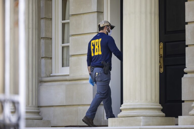 epa09532592 The FBI raids the home of Russian oligarch and Putin ally Oleg Deripaska in the Embassy Row neighborhood of Washington, DC, USA, 19 October 2021. The FBI did not specify the reason of the court-authorized raid. EPA/JIM LO SCALZO