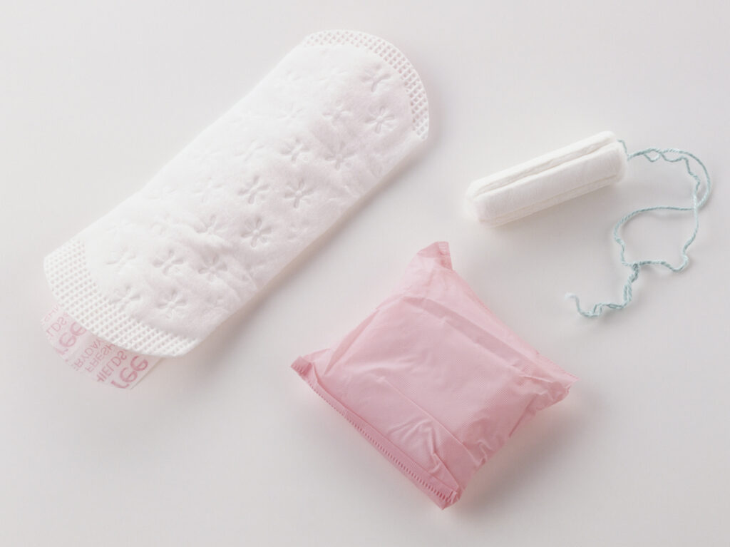 Pantyliner, packed sanitary pad and tampon. (KEYSTONE/SCIENCE PHOTO LIBRARY/DK IMAGES/SCIENCE PHOTO LIBRARY)