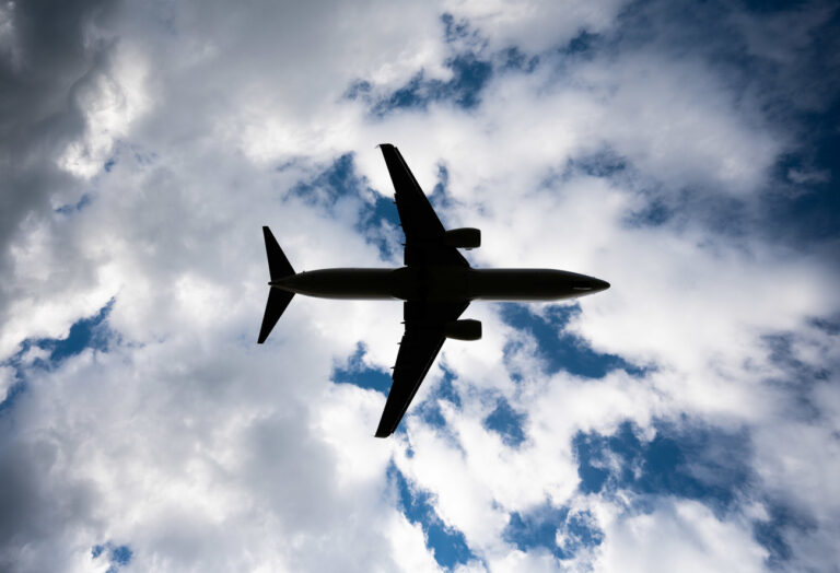 20.10.2021, Niedersachsen, Hannover: Ein Flugzeug landet bei stürmischem Wetter am Flughafen Hannover. Laut Vorhersage des Deutschen Wetterdienstes (DWD) soll der Wind allmählich zunehmen. In der Nacht zum Donnerstag und am Donnerstag selbst bringt Sturmtief ·Ignatz· dann verbreitet stürmische Böen aus westlicher und nordwestlicher Richtung. Foto: Julian Stratenschulte/dpa +++ dpa-Bildfunk +++ (KEYSTONE/DPA/Julian Stratenschulte)