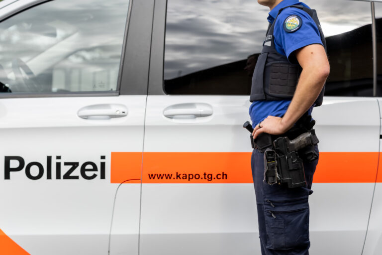 [Editor's note: gestellte Szene] Uniform der Kantonspolizei Thurgau mit entsprechender Ausruestung, fotografiert am 7. Oktober 2021 in Frauenfeld. (KEYSTONE/Christian Merz)