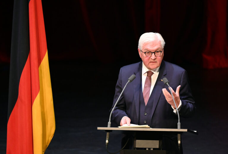 12.11.2021, Baden-Württemberg, Karlsruhe: Bundespräsident Frank-Walter Steinmeier spricht im Badischen Staatstheater beim Festakt zum Präsidentenwechsel am Bundesverfassungsgericht. Die Feierstunde findet fast eineinhalb Jahre nach dem Wechsel an der Spitze des Bundesverfassungsgerichts statt. Die Veranstaltung hatte 2020 wegen der Corona-Pandemie ausfallen müssen. Foto: Uli Deck/dpa Pool/dpa +++ dpa-Bildfunk +++ (KEYSTONE/DPA/Uli Deck)