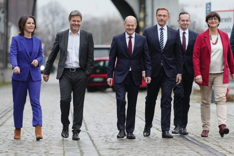 24.11.2021, Berlin: Annalena Baerbock, Bundesvorsitzende von Bündnis 90/Die Grünen (l-r), Robert Habeck, Bundesvorsitzender von Bündnis 90/Die Grünen, Olaf Scholz, SPD-Kanzlerkandidat und geschäftsführender Bundesfinanzminister und Christian Lindner, Parteivorsitzender der FDP, Volker Wissing, FDP-Generalsekretär, und Saskia Esken, Bundesvorsitzende der SPD, kommen zur Pressekonferenz, um den gemeinsamen Koalitionsvertrag der Ampel-Parteien von SPD, Bündnis 90/Die Grünen und FDP für die künftige Bundesregierung vorzustellen. Foto: Kay Nietfeld/dpa +++ dpa-Bildfunk +++ (KEYSTONE/DPA/Kay Nietfeld)