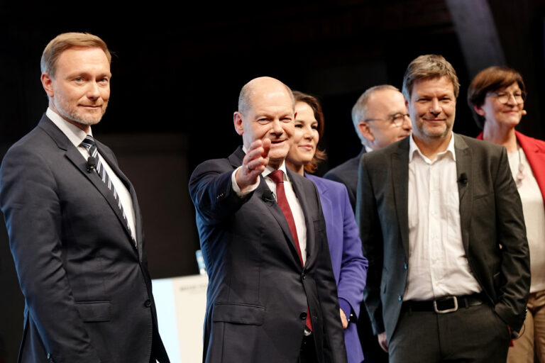 24.11.2021, Berlin: Christian Lindner, Parteivorsitzender der FDP, Olaf Scholz, SPD-Kanzlerkandidat und geschäftsführender Bundesfinanzminister und Robert Habeck, Bundesvorsitzender von Bündnis 90/Die Grünen stellen auf einer Pressekonferenz den gemeinsamen Koalitionsvertrag der Ampel-Parteien von SPD, Bündnis 90/Die Grünen und FDP für die künftige Bundesregierung vor. Foto: Kay Nietfeld/dpa +++ dpa-Bildfunk +++ (KEYSTONE/DPA/Kay Nietfeld)