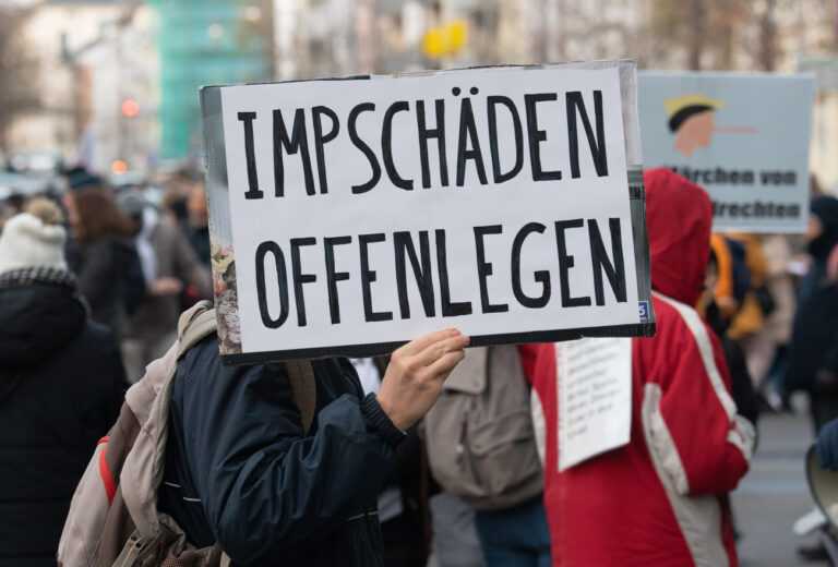 27.11.2021, Hessen, Frankfurt/Main: Ein Teilnehmer einer Demonstration hält ein Schild mit der Auschrift 